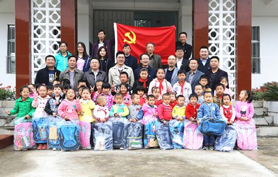 抖圈信息房县助学行，为党的十九大献礼